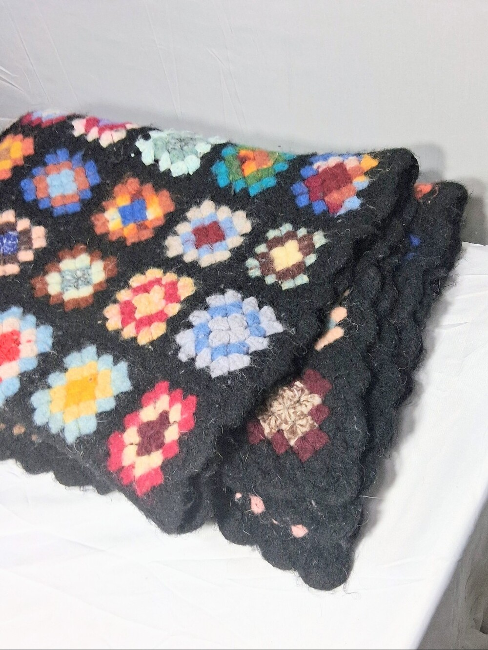 "Roseanne" Granny Square Heavy Wool 48x40 Handmade Vintage Scalloped Blanket - Picture 5 of 12